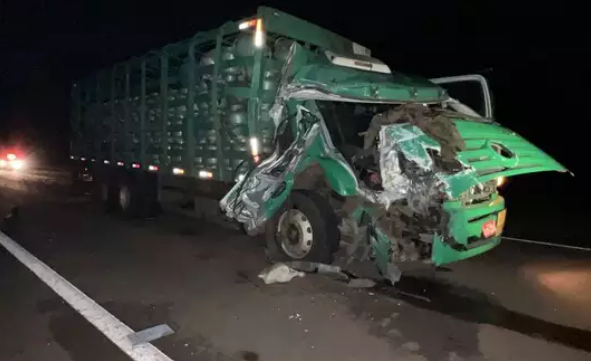 Médico morre e três ficam feridos em acidente entre ambulância e caminhão
