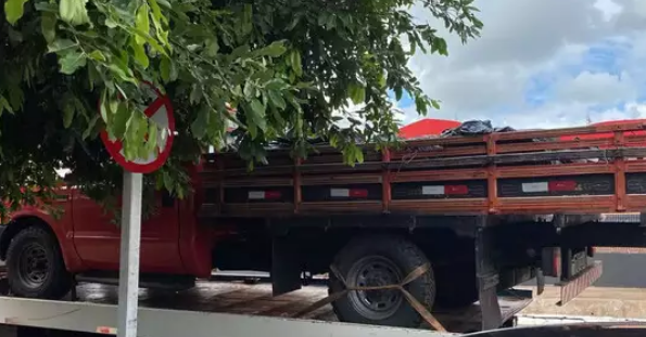 Casal é flagrado com 1,3 tonelada de maconha em estacionamento de hotel Casal é flagrado com 1,3 tonelada de maconha em estacionamento de hotel