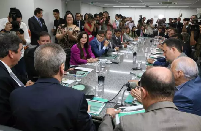 Eduardo Riedel mantém 11 pastas e cria cargo de secretários executivos Eduardo Riedel mantém 11 pastas e cria cargo de secretários executivos