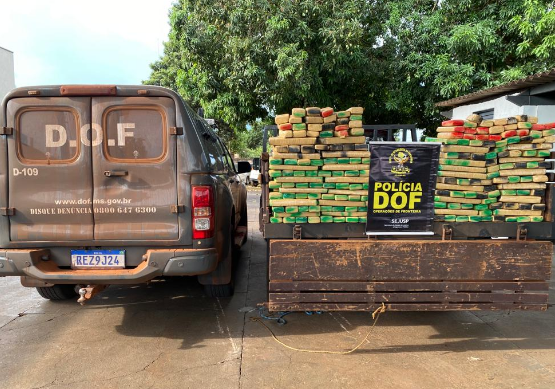 Droga que era levada para Campo Grande em fundo falso é apreendida pelo DOF Droga que era levada para Campo Grande em fundo falso é apreendida pelo DOF