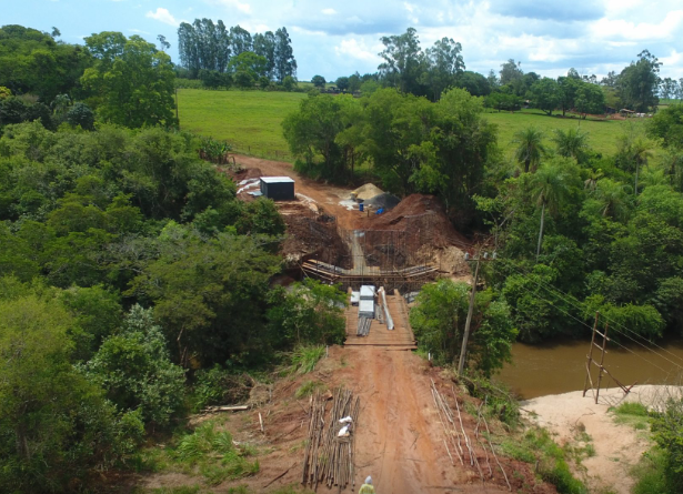 Prefeito de Amambai visita obra da ponte de concreto armado sobre o Rio Panduí Prefeito de Amambai visita obra da ponte de concreto armado sobre o Rio Panduí