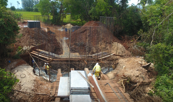 Prefeito de Amambai visita obra da ponte de concreto armado sobre o Rio Panduí Prefeito de Amambai visita obra da ponte de concreto armado sobre o Rio Panduí