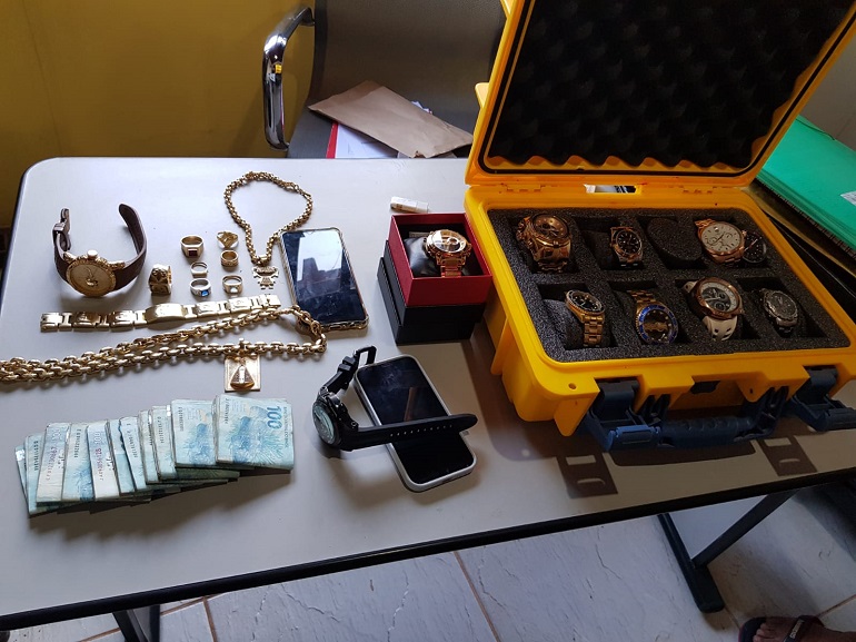 Operação do GAECO apreende entorpecentes, armas, jóias e prende 8 em flagrante Operação do GAECO apreende entorpecentes, armas, jóias e prende 8 em flagrante