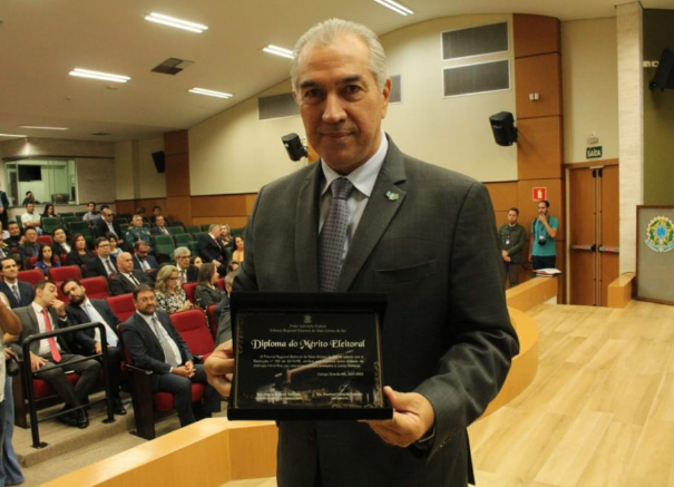 Reinaldo Azambuja recebe maior honraria da Justiça Eleitoral de Mato Grosso do Sul Reinaldo Azambuja recebe maior honraria da Justiça Eleitoral de Mato Grosso do Sul