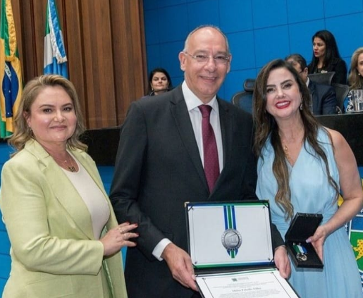 Prefeito e primeira dama de Ponta Porã são homenageados na Assembleia Legislativa Prefeito e primeira dama de Ponta Porã são homenageados na Assembleia Legislativa