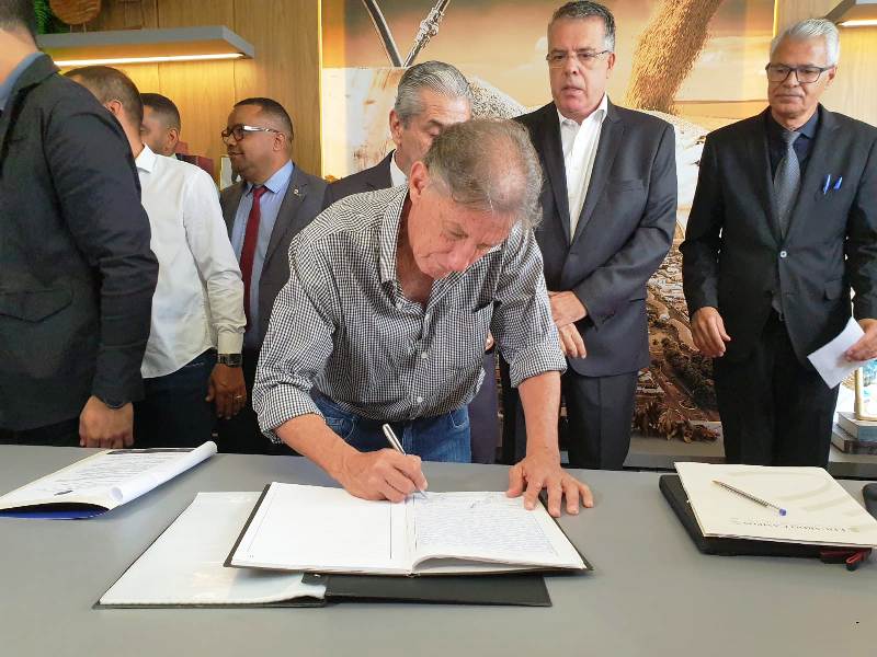 Câmara dá posse a Eduardo Campos e garante interesse em parceria para beneficiar Ponta Porã Câmara dá posse a Eduardo Campos e garante interesse em parceria para beneficiar Ponta Porã