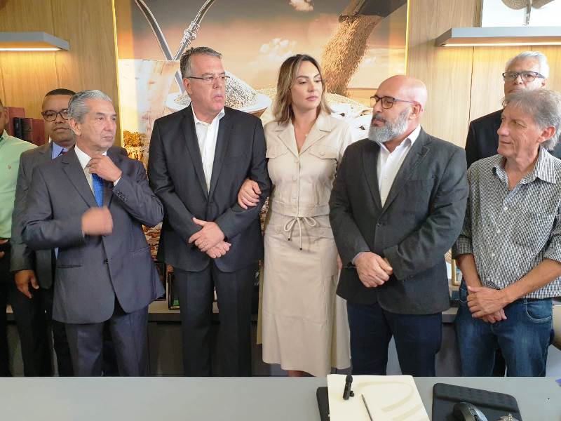 Em Ponta Porã, Eduardo Campos toma posse como novo prefeito