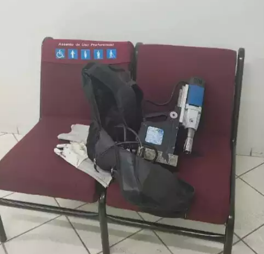 Três são presos tentando arrombar cofre de agência bancária Três são presos tentando arrombar cofre de agência bancária