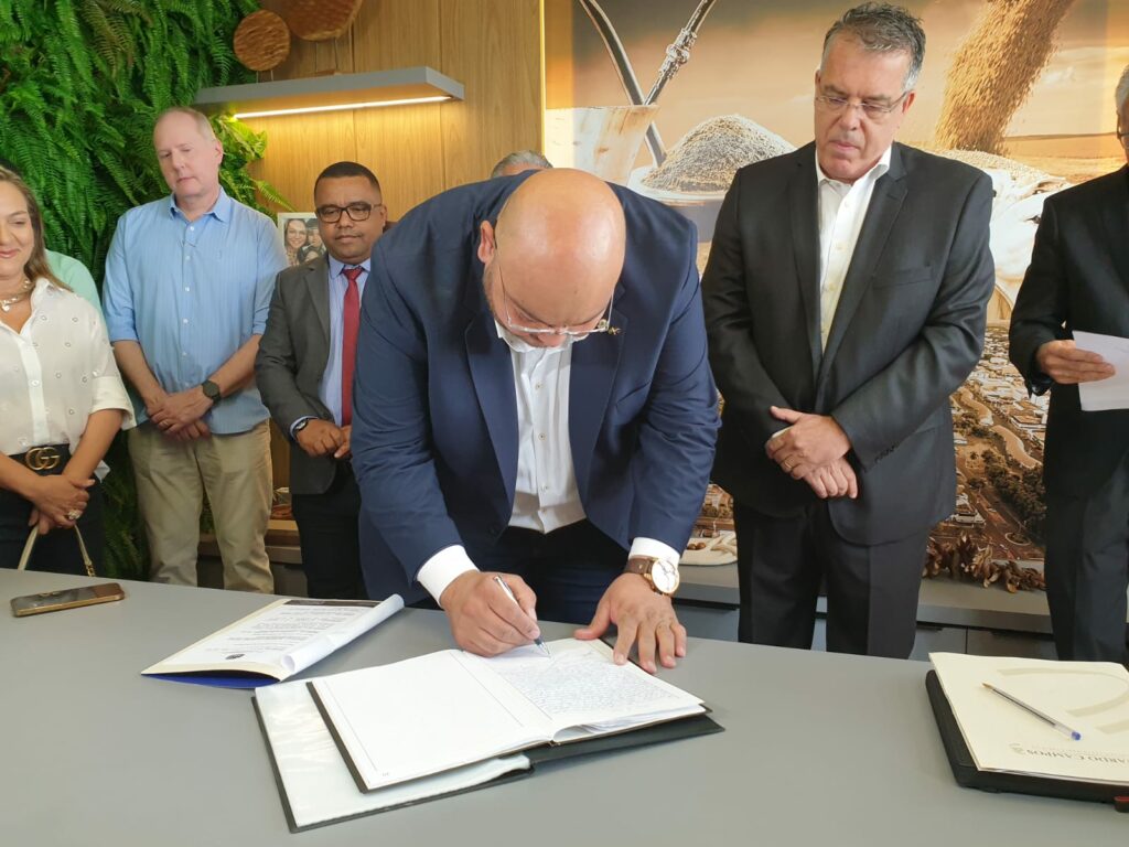 Câmara dá posse a Eduardo Campos e garante interesse em parceria para beneficiar Ponta Porã Câmara dá posse a Eduardo Campos e garante interesse em parceria para beneficiar Ponta Porã