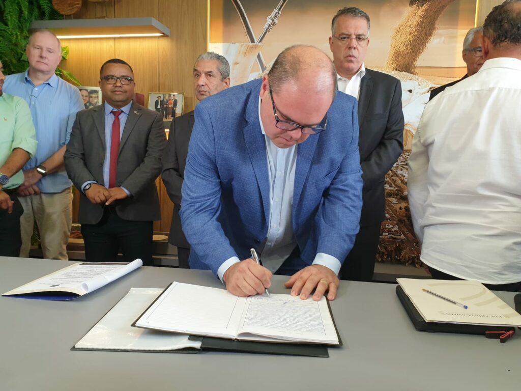 Câmara dá posse a Eduardo Campos e garante interesse em parceria para beneficiar Ponta Porã Câmara dá posse a Eduardo Campos e garante interesse em parceria para beneficiar Ponta Porã