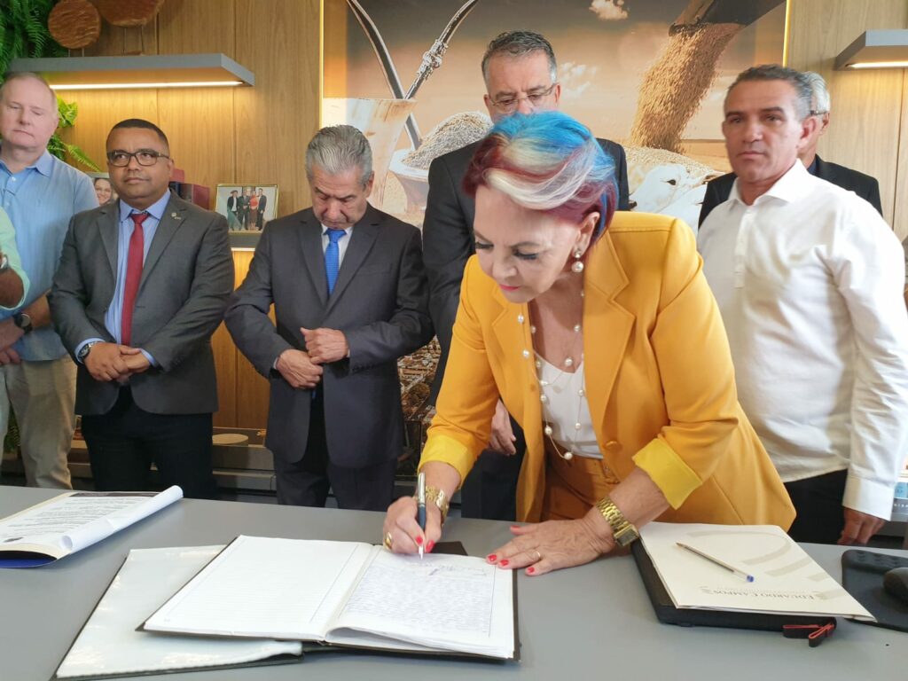 Câmara dá posse a Eduardo Campos e garante interesse em parceria para beneficiar Ponta Porã Câmara dá posse a Eduardo Campos e garante interesse em parceria para beneficiar Ponta Porã