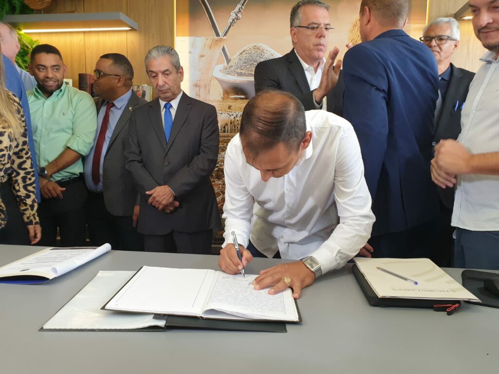 Câmara dá posse a Eduardo Campos e garante interesse em parceria para beneficiar Ponta Porã Câmara dá posse a Eduardo Campos e garante interesse em parceria para beneficiar Ponta Porã
