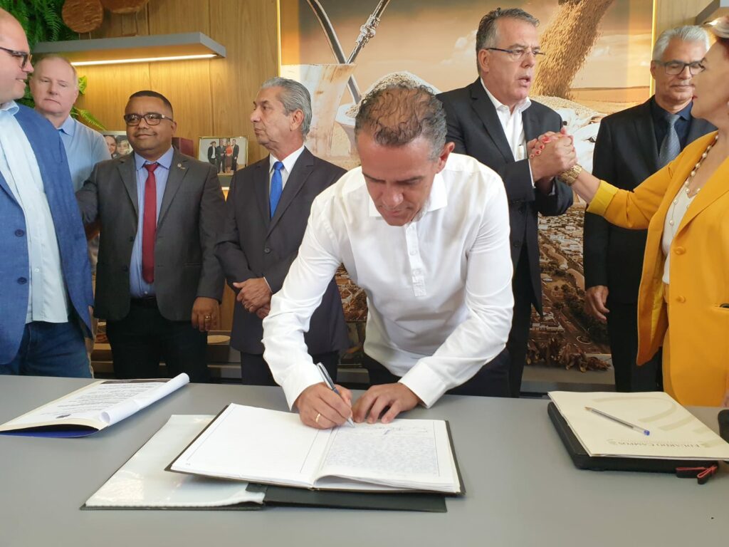 Câmara dá posse a Eduardo Campos e garante interesse em parceria para beneficiar Ponta Porã Câmara dá posse a Eduardo Campos e garante interesse em parceria para beneficiar Ponta Porã