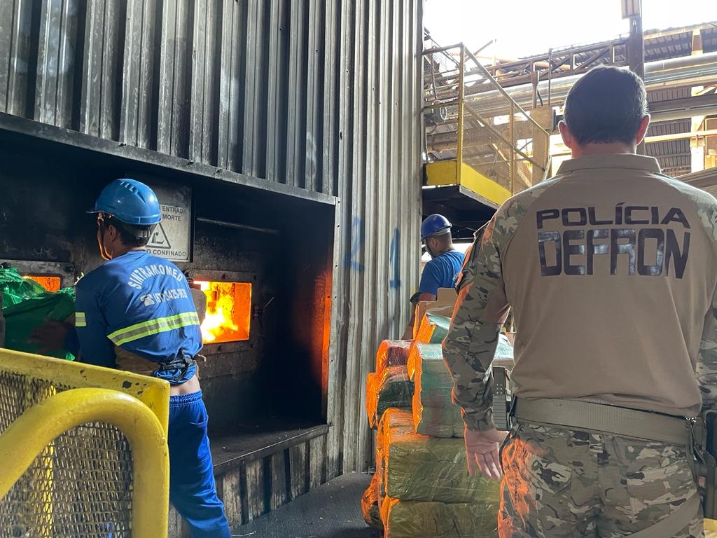 Defron: Quase 14 toneladas de drogas sáo incineradas em Dourados Defron: Quase 14 toneladas de drogas sáo incineradas em Dourados