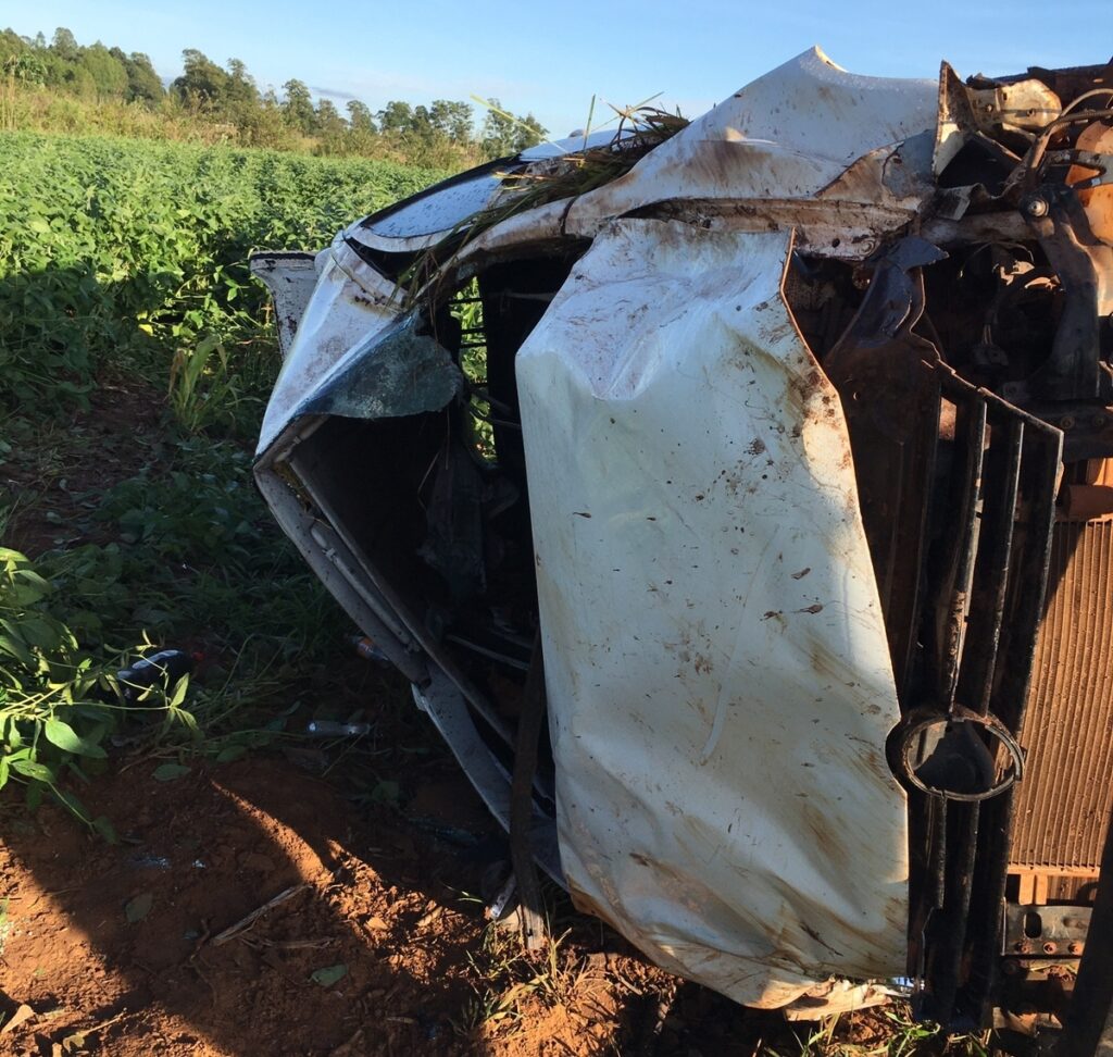 Em Ponta Porã, carro bate em moto, capota várias vezes e 4 morrem ao serem arremessados Em Ponta Porã, carro bate em moto, capota várias vezes e 4 morrem ao serem arremessados