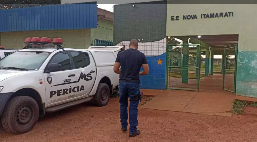 Itamarati: Salas de aula são consumidas pelo fogo após ataque em escola estadual Itamarati: Salas de aula são consumidas pelo fogo após ataque em escola estadual