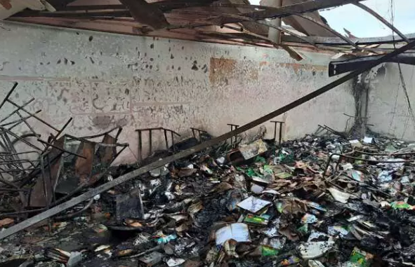 Itamarati: Salas de aula são consumidas pelo fogo após ataque em escola estadual Itamarati: Salas de aula são consumidas pelo fogo após ataque em escola estadual