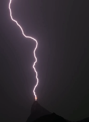 Impressionante! Cristo Redentor é atingido por raio; veja imagens Foi nesta semana que passou.