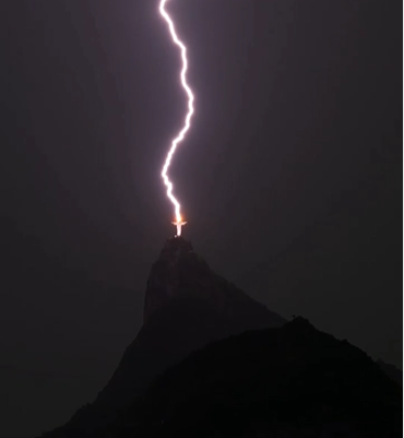 Impressionante! Cristo Redentor é atingido por raio; veja imagens Impressionante! Cristo Redentor é atingido por raio; veja imagens