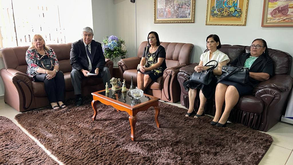 Delegación del Ateneo de Lengua y Cultura Guaraní se entrevistó con el intendente Ronald Acevedo Delegación del Ateneo de Lengua y Cultura Guaraní se entrevistó con el intendente Ronald Acevedo