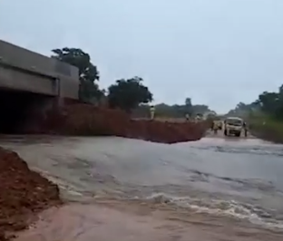 Bonito debaixo d'água: rios transbordam e invadem casas Bonito debaixo d'água: rios transbordam e invadem casas