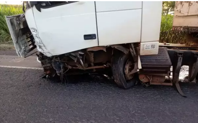 Colisão frontal entre camionete e carreta mata agrônomo de 22 anos Colisão frontal entre camionete e carreta mata agrônomo de 22 anos