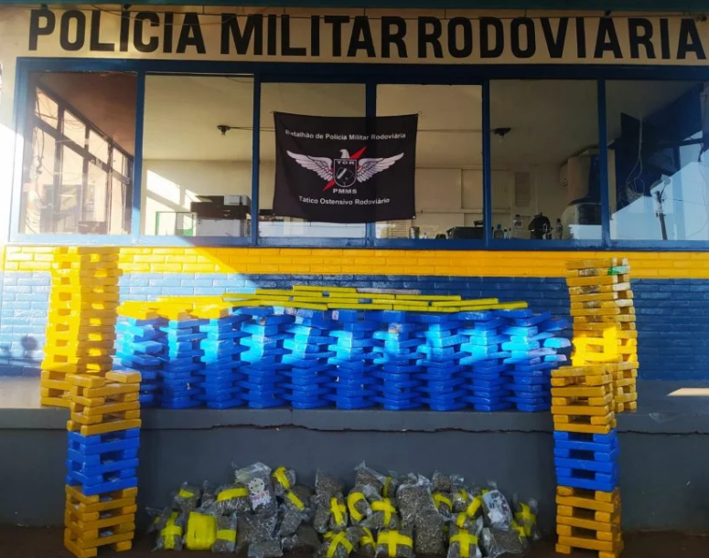 PMR apreende 265 kg de entorpecente transportado em duas motocicletas
