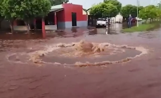 Tromba d’água alaga casas e peixes nadam no meio da soja Tromba d’água alaga casas e peixes nadam no meio da soja