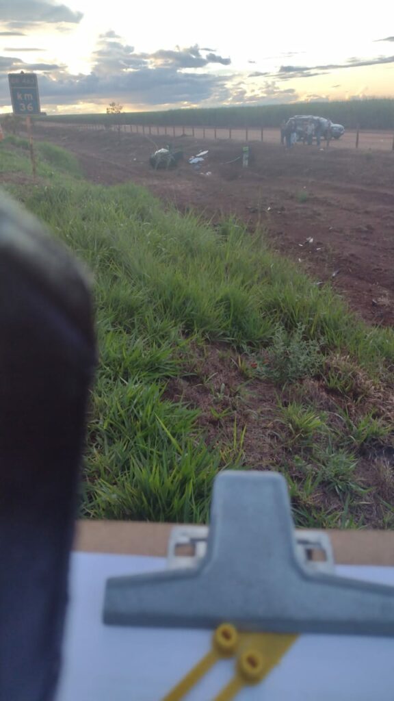 Homem morre e esposa e neto ficam feridos após carro capotar na BR-463