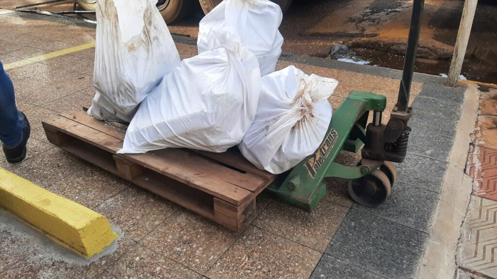 PMRE apreende carreta com maconha em Ponta Porã PMRE apreende carreta com maconha em Ponta Porã