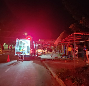 Jovens são atropelados e uma morre após motorista invadir calçada de sorveteria