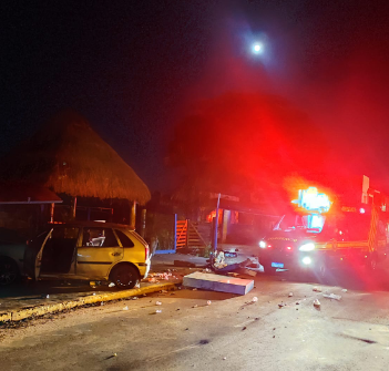 Jovens são atropelados e uma morre após motorista invadir calçada de sorveteria