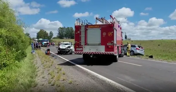 Colisão entre veículos argentinos deixa dois mortos e quatro feridos na BR-290, em Rosário do Sul Colisão entre veículos argentinos deixa dois mortos e quatro feridos na BR-290, em Rosário do Sul