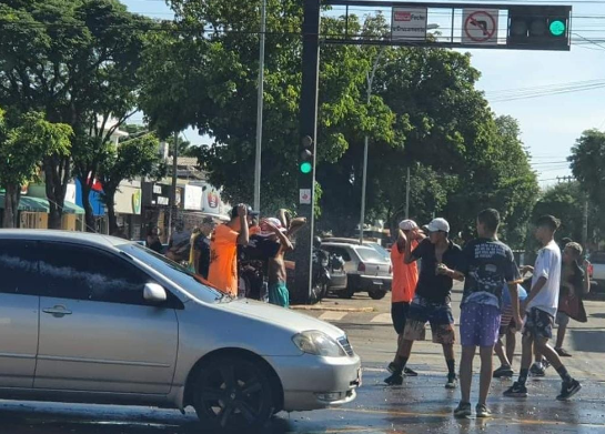 Ponta Porã: Guerra D’água, acontece no domingo e terça-Feira De Carnaval