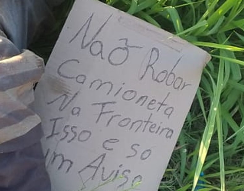 Jovem é encontrado morto em Ponta Porã com cartaz "Não roubar caminhoneta"