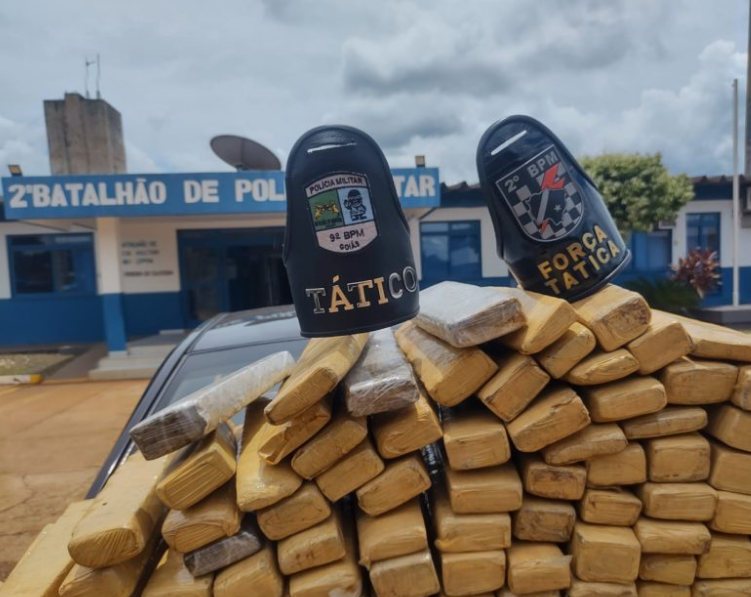 PM desmantela associação criminosa para o tráfico de drogas e apreende 125 quilos de maconha PM desmantela associação criminosa para o tráfico de drogas e apreende 125 quilos de maconha