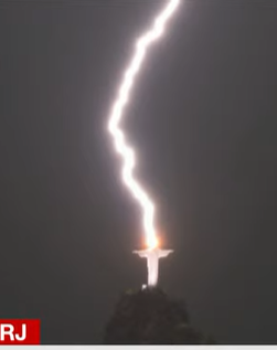 Impressionante! Cristo Redentor é atingido por raio; veja imagens Impressionante! Cristo Redentor é atingido por raio; veja imagens