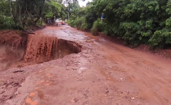 Chuva abre cratera que "engole" via, derruba árvores e isola moradores na Chácara dos Poderes Chuva abre cratera que "engole" via, derruba árvores e isola moradores na Chácara dos Poderes