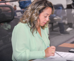 Lia Nogueira quer que ação social e educativa seja plano permanente nas aldeias e assentamentos do Estado Lia Nogueira quer que ação social e educativa seja plano permanente nas aldeias e assentamentos do Estado