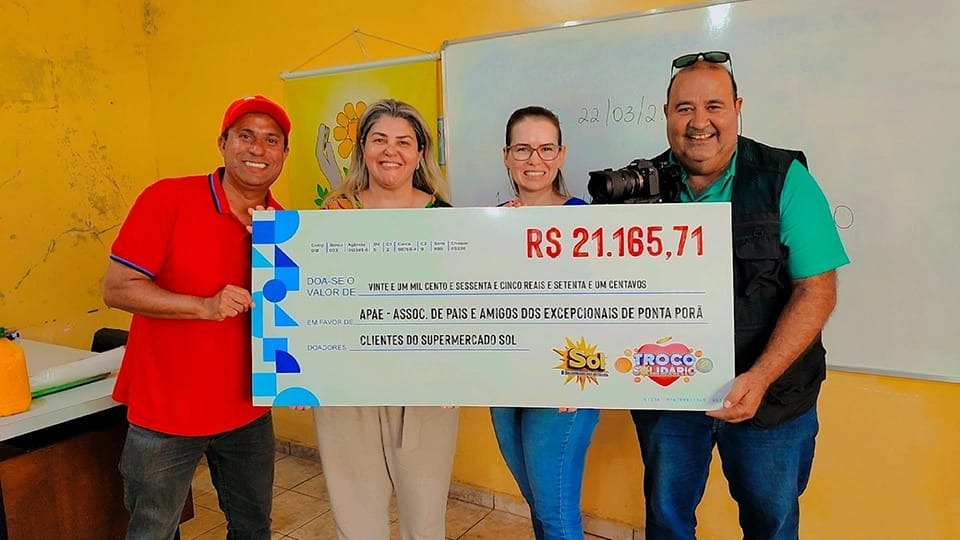 APAE de Ponta Porã recebe cheque da campanha Troco Solidário do Supermercado Sol