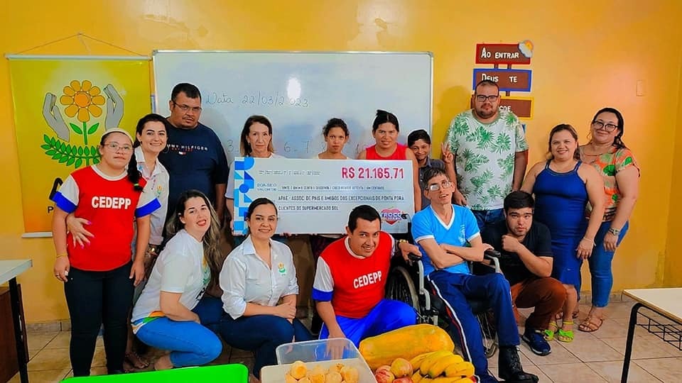 APAE de Ponta Porã recebe cheque da campanha Troco Solidário do Supermercado Sol