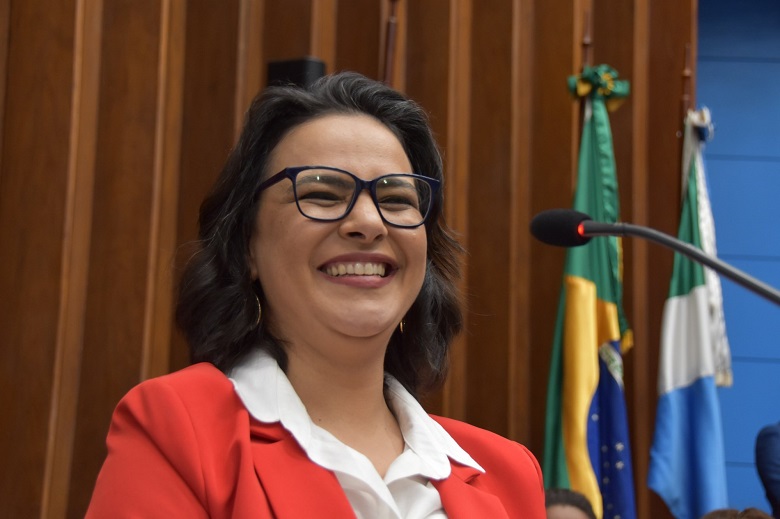 Com canções entoadas no plenário, deputada Gleice Jane toma posse na ALEMS Com canções entoadas no plenário, deputada Gleice Jane toma posse na ALEMS
