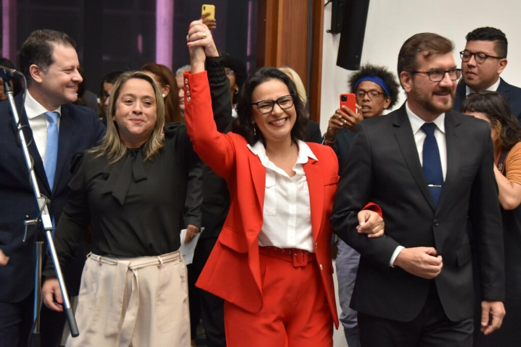 Com canções entoadas no plenário, deputada Gleice Jane toma posse na ALEMS Com canções entoadas no plenário, deputada Gleice Jane toma posse na ALEMS