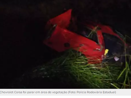 Carro parado em acostamentos é atingido na traseira e dois homens morrem Carro parado em acostamentos é atingido na traseira e dois homens morrem