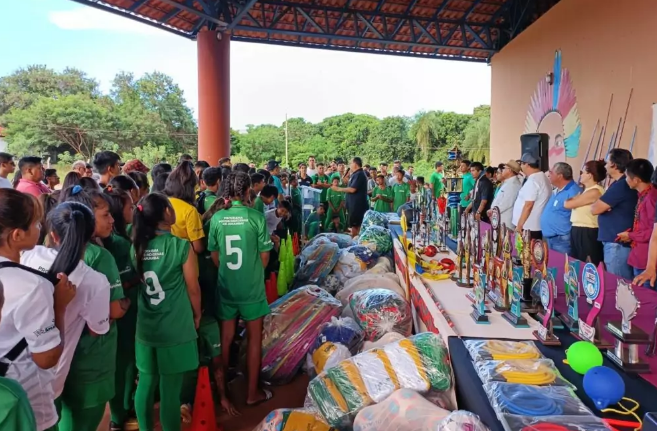 Prefeitura de Amambai e Governo do Estado distribuem materiais esportivos para aldeias indígenas Prefeitura de Amambai e Governo do Estado distribuem materiais esportivos para aldeias indígenas