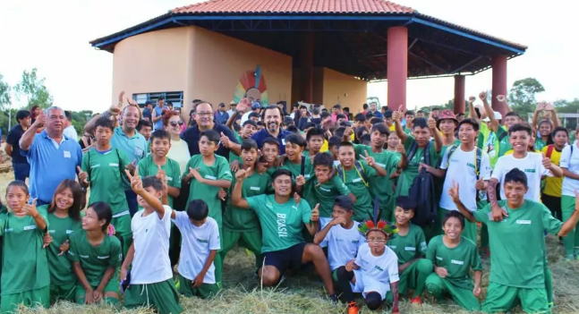 Prefeitura de Amambai e Governo do Estado distribuem materiais esportivos para aldeias indígenas Prefeitura de Amambai e Governo do Estado distribuem materiais esportivos para aldeias indígenas