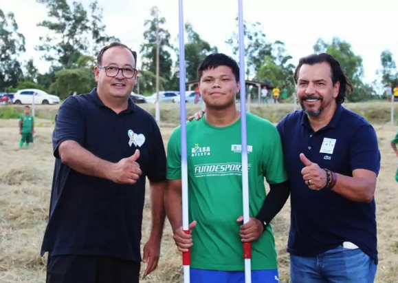 Prefeitura de Amambai e Governo do Estado distribuem materiais esportivos para aldeias indígenas Prefeitura de Amambai e Governo do Estado distribuem materiais esportivos para aldeias indígenas