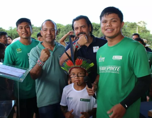 Prefeitura de Amambai e Governo do Estado distribuem materiais esportivos para aldeias indígenas Prefeitura de Amambai e Governo do Estado distribuem materiais esportivos para aldeias indígenas