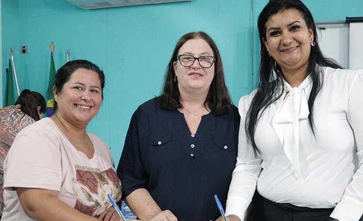 Diretoras e Associações de Pais e Mestres de unidades educacionais assinam convênio com a Secretaria Municipal de Educação