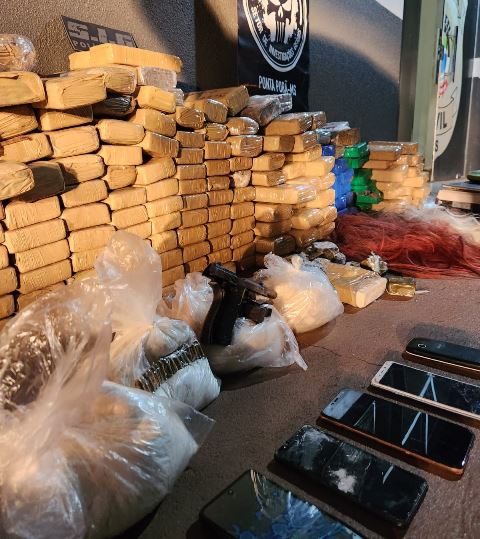 Ponta Porã: Agentes da Policia Civil apreende mais de 250 kg de entorpecentes e prende foragido Ponta Porã: Agentes da Policia Civil apreende mais de 250 kg de entorpecentes e prende foragido